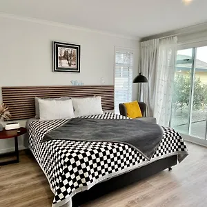 Lakeside Cozy Homestay